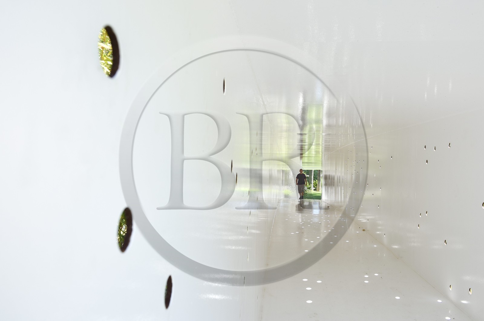 France, Var (83), Le Muy, Fondation Bernar Venet, l'intérieur du pont-tube en acier oeuvre de Bernar Venet au dessus de la rivière Nartuby