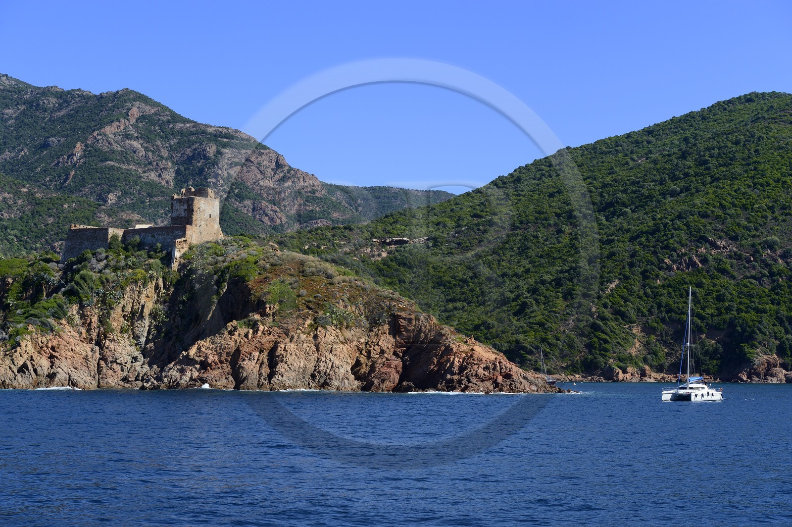 France, Corse-du-Sud (2A), Golfe de Girolata, classé Patrimoine Mondial de l'UNESCO, Girolata sur la commune d'Osani, fortin avec une tour gênoise carrée