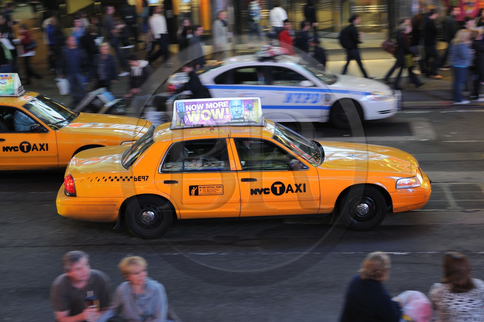 Etats-Unis, New York, Manhattan, Theater district sur Broadway, taxi jaune à Times Square