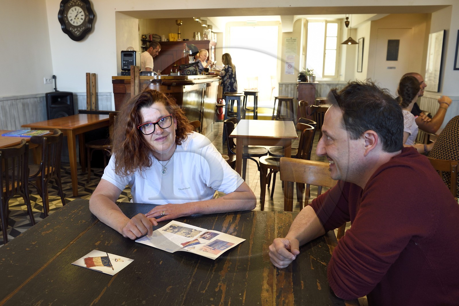 France, Var (83), Presqu'Ile de Saint-Tropez, Ramatuelle, place Gabriel Péri au coeur du vieux village, le Cercle du littoral (Café associatif), sa présidente Claude Clérici