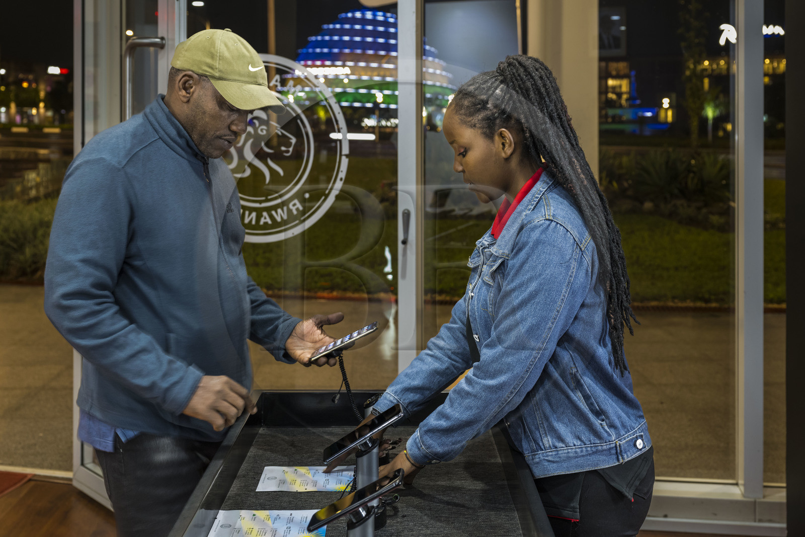 Rwanda, Kigali, KBC centre commercial et de business (Kigali Business Center), MaraPhone de l'entrepreneur rwandais Ashish Thakkar commercialise le premier smartphone 100 % Made in Africa