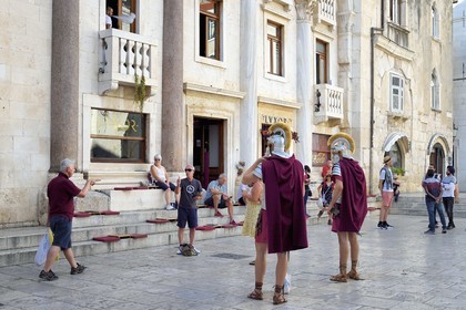 Croatie, Dalmatie, cote dalmate, Split, vieille ville romaine classée Patrimoine Mondial de l'UNESCO, palais de Dioclétien, comédiens en costumes de légionnaires romains dans le péristyle et le café Louxor