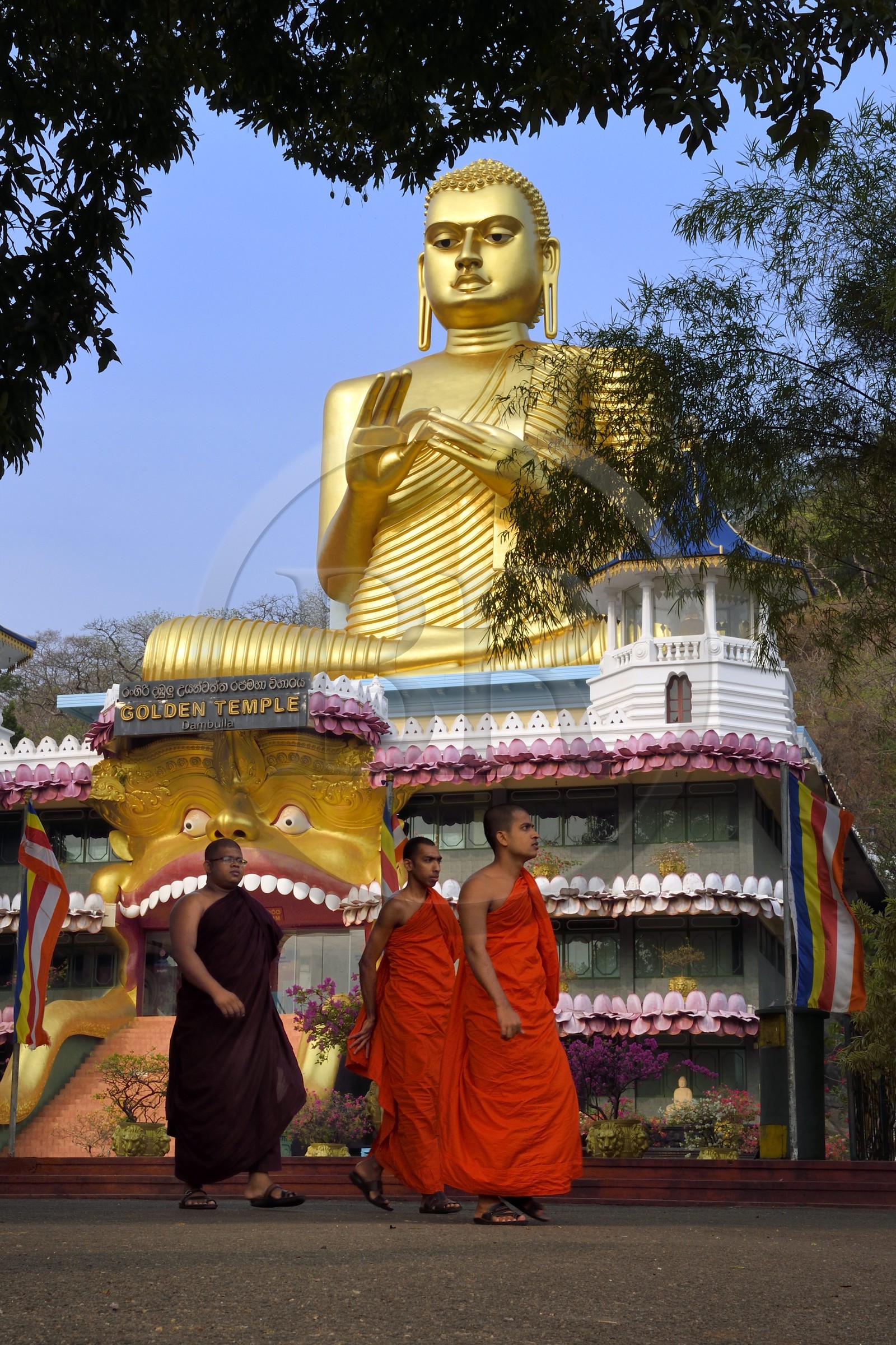 Sri Lanka, province du centre, district de Matale, Dambulla, Temple d'Or situé en dessous du Temple du Rocher Royal aussi appelé Ran Giri (Rocher doré) classé patrimoine mondial de l'UNESCO