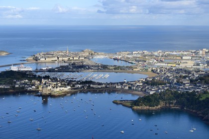 France, Ille-et-Vilaine (35), côte d'émeraude, la vieille ville fortifiée de Saint-Malo à l'abris de ses remparts, le port et la Tour Solidor du quartier Saint-Servan construite en 1382 qui abrite le Musée international du Long-Cours Cap-Hornier au premier plan (vue aérienne)