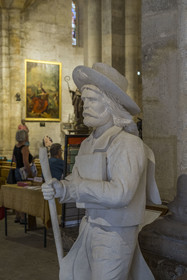 France, Gard (30), Saint-Gilles du Gard, église abbatiale de Saint-Gilles du XIIème-XIIIème siècle, classée Patrimoine Mondial de l'UNESCO au titre des chemins de Saint-Jacques de Compostelle en France, statue contemporaine de Saint Jacques