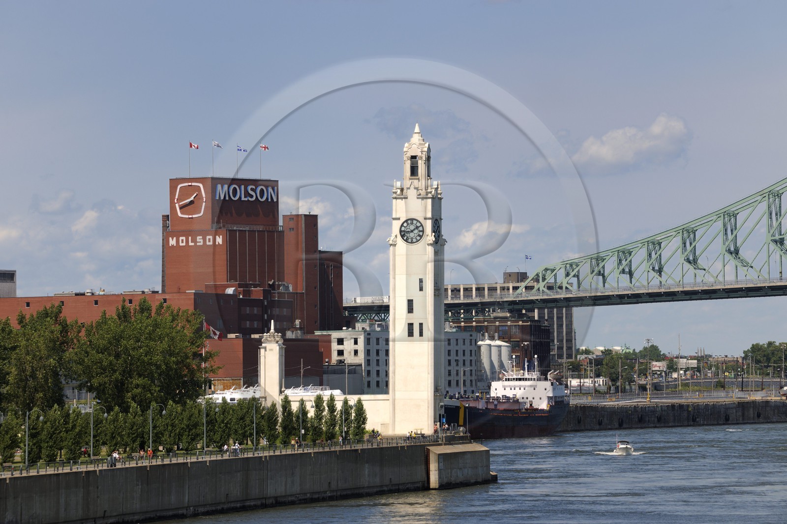 Canada, province de Québec, Montréal, quartier du Vieux-Montréal, le Vieux-Port, la tour de l'Horloge, la brasserie Molson et le pont Jacques-Cartier