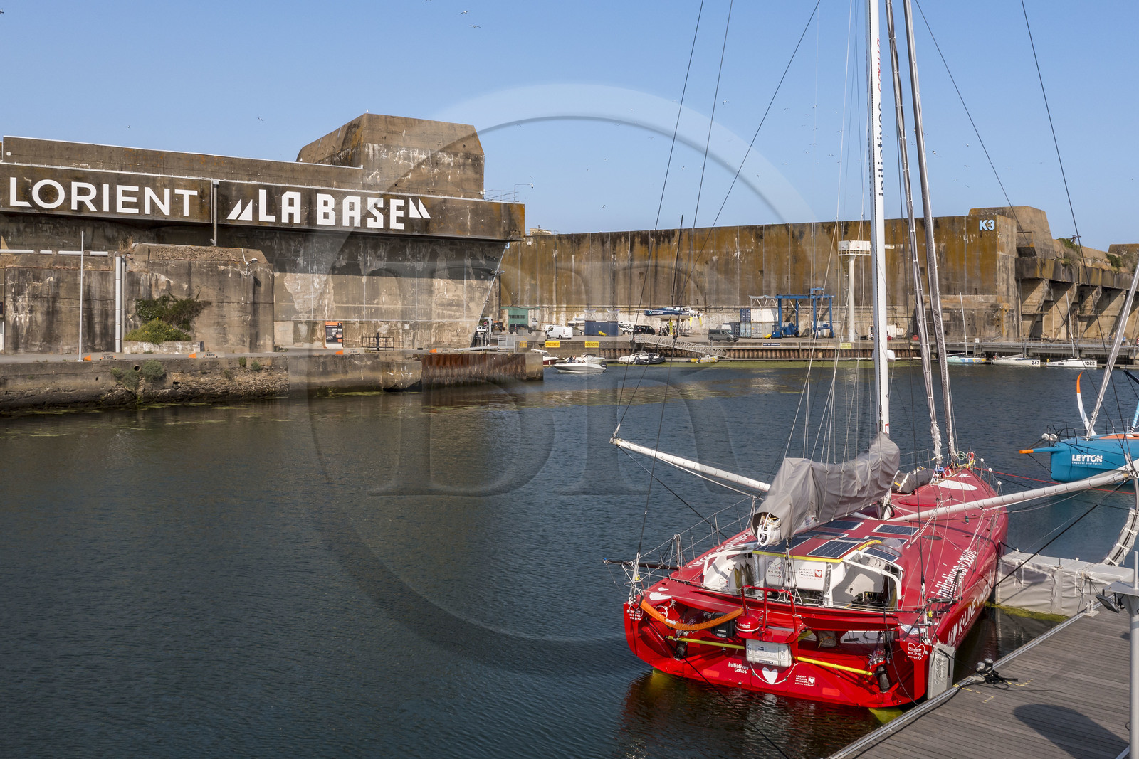 France, Morbihan (56), Lorient, le port de Lorient La Base dans l'ancienne base de sous-marins construite par les Allemands, il est conçu et équipé de façon à accueillir les professionnels du nautisme, les événements nautiques et les grandes unités telles que les monocoques et les multicoques de la Course au Large, bateau Imoca (vue aérienne)