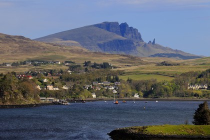 Royaume-Uni, Ecosse, région des Highlands, les Hébrides, île de Skye, Trotternish, port de Portree et les rochers de Storr au loin