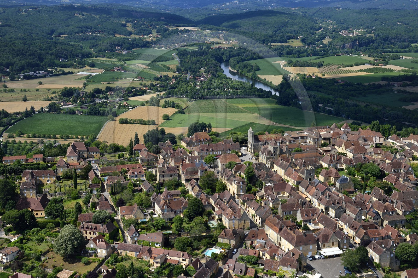 France, Dordogne (24), Périgord Noir, vallée de la Dordogne, vallée de la Dordogne, Domme, labellisé Les Plus Beaux Villages de France (vue aérienne)