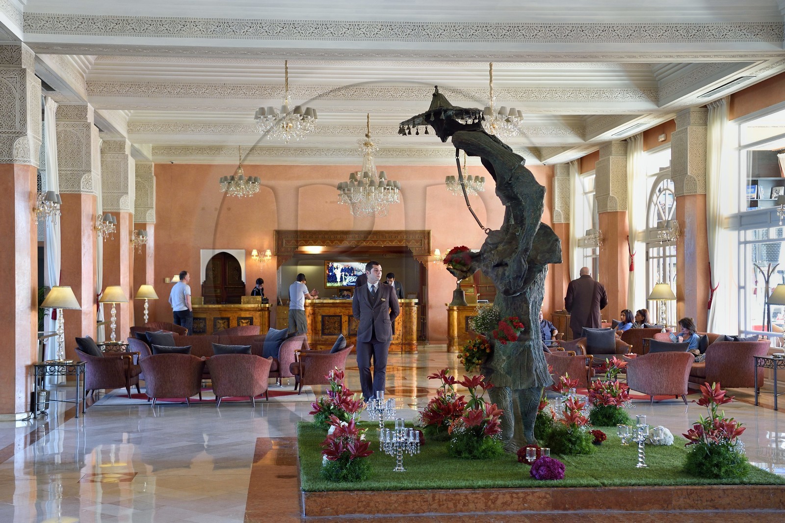 Maroc, Haut-Atlas, Marrakech, ville impériale, quartier Hivernage, hall du Hotel Sofitel Marrakech Palais Imperial, sculpture d'un guerrabas ou porteur d'eau