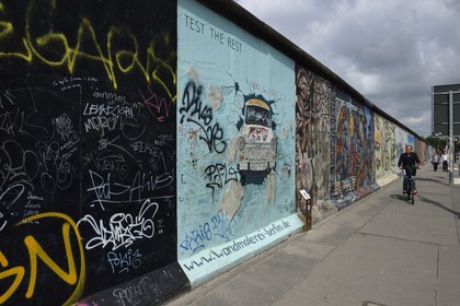 Allemagne, Berlin, Friedrichshain-Kreuzberg, East Side Gallery, le mur, oeuvre de Birgit Kinder datant des années 1990 et rénovée en 2009 représentant une voiture Trabant arrivant de Berlin Est intitulée Test the best