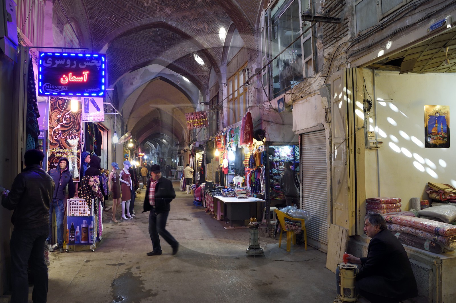 Iran, province d'Ispahan, Ispahan, Bazar-e Bozorg (Grand Bazar), immense bazar couvert qui remonte à près de 1300 ans, magasins de vetements