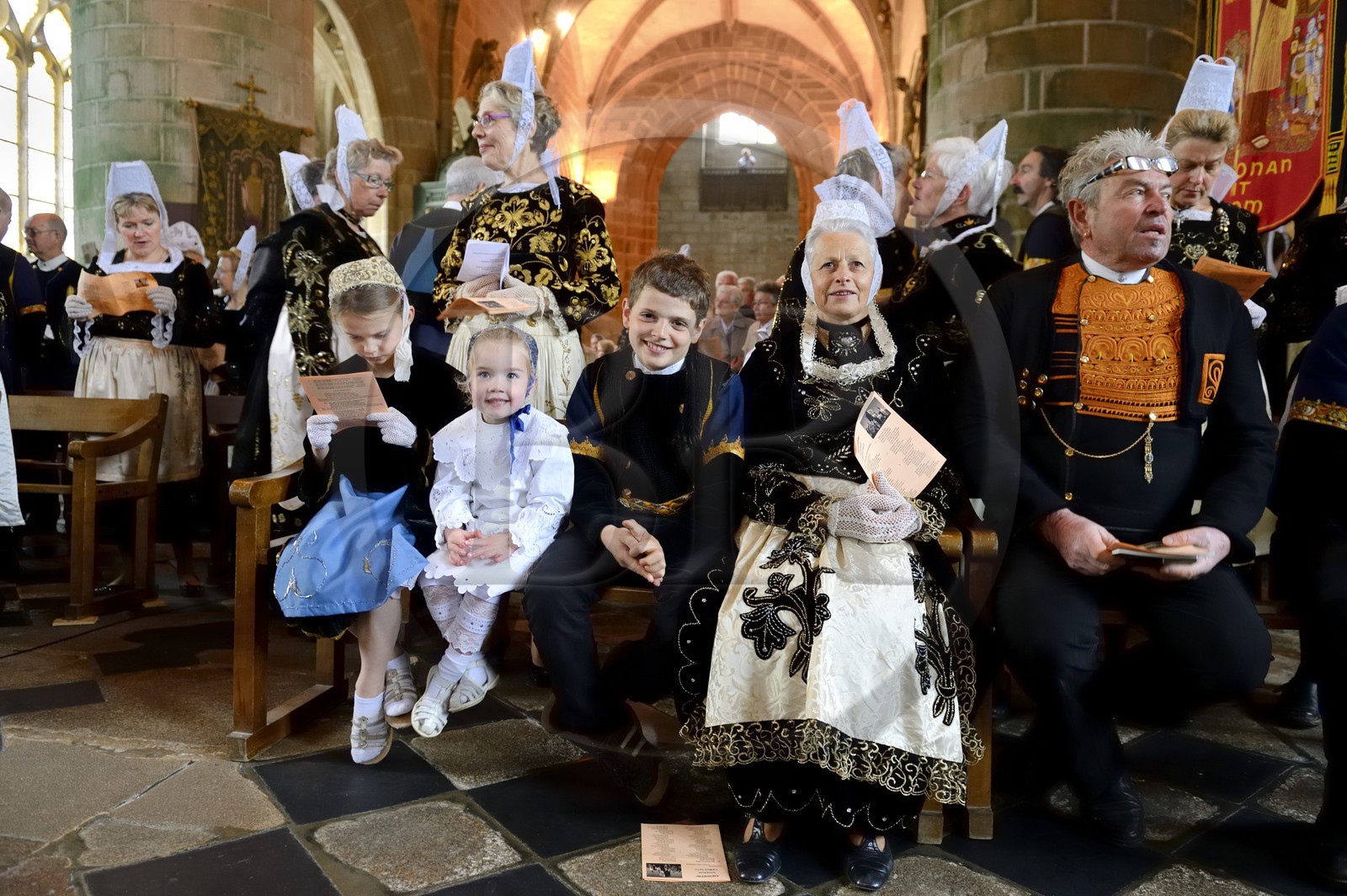France, Finistère (29), Locronan, labellisé Les Plus Beaux Villages de France, église Saint-Ronan, cérémonie religieuse qui précède la procession de la Troménie
