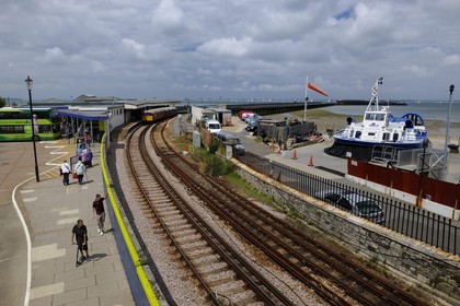 Royaume-Uni, Angleterre, Hampshire, Ile de Wight, Ryde, ferries de Southsea Portsmouth à Ryde avec l'aéroglisseur de Hover Travel et la gare ferrovière
