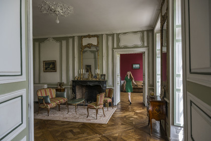 France, Loire-Atlantique (44), Nantes, maison d'armateur, la chorégraphe Morgane Vidal dans son appartement avec parquets à la Versailles du 10 quai Turenne sur l'ancienne Ile Feydeau, ayant subi très peu de transformations et daté de 1755-56