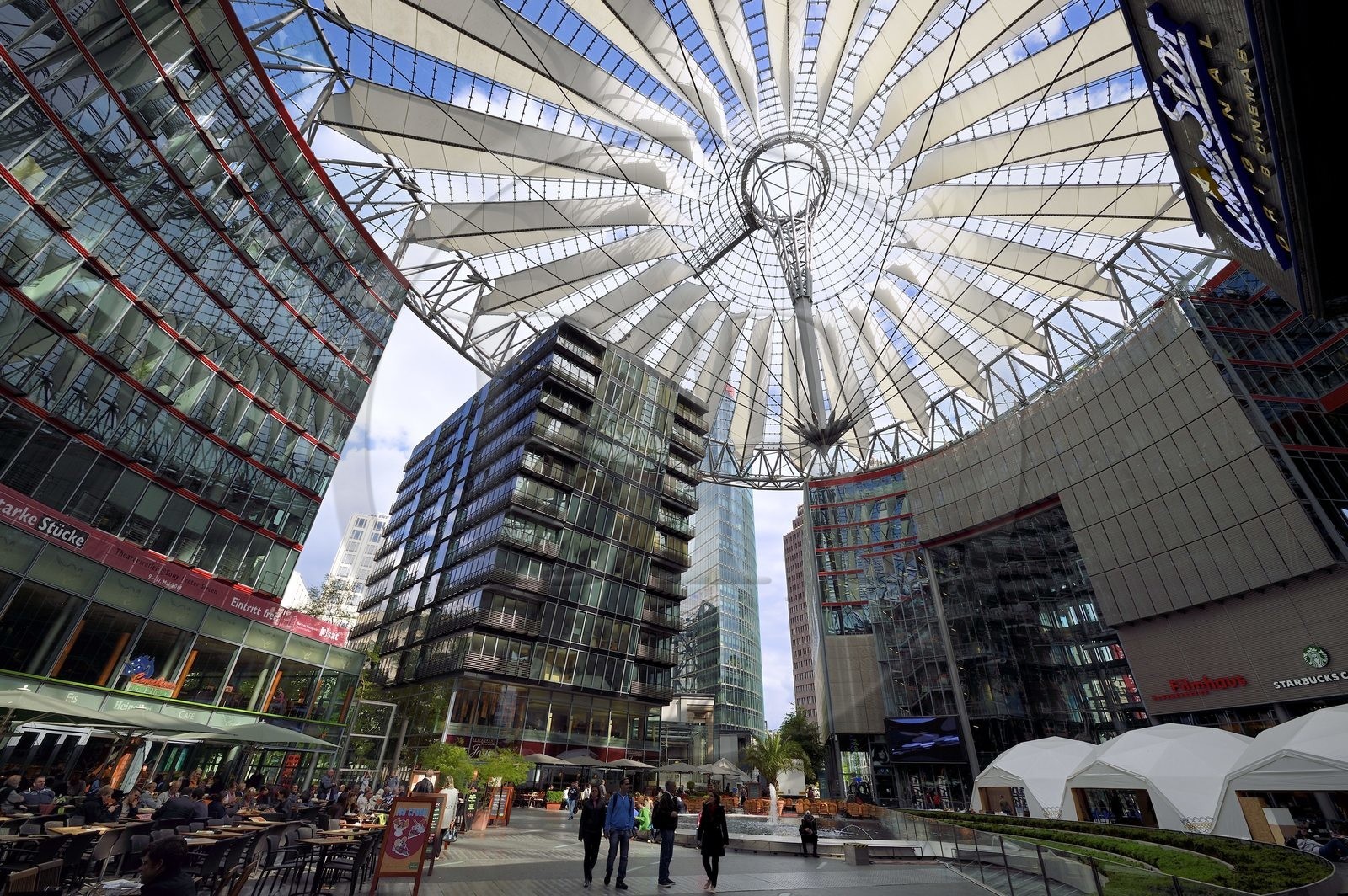 Allemagne, Berlin, Potsdamer Platz, Sony Centre du nouveau forum recouvert par une coupole en verre de l'architecte Helmut Jahn