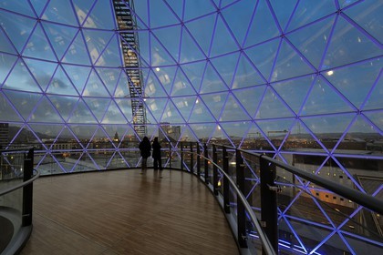 Royaume-Uni, Irlande du Nord, Belfast, le dôme en verre de 35m de diamètre du centre commercial de Victoria Square offre une large vue sur la ville