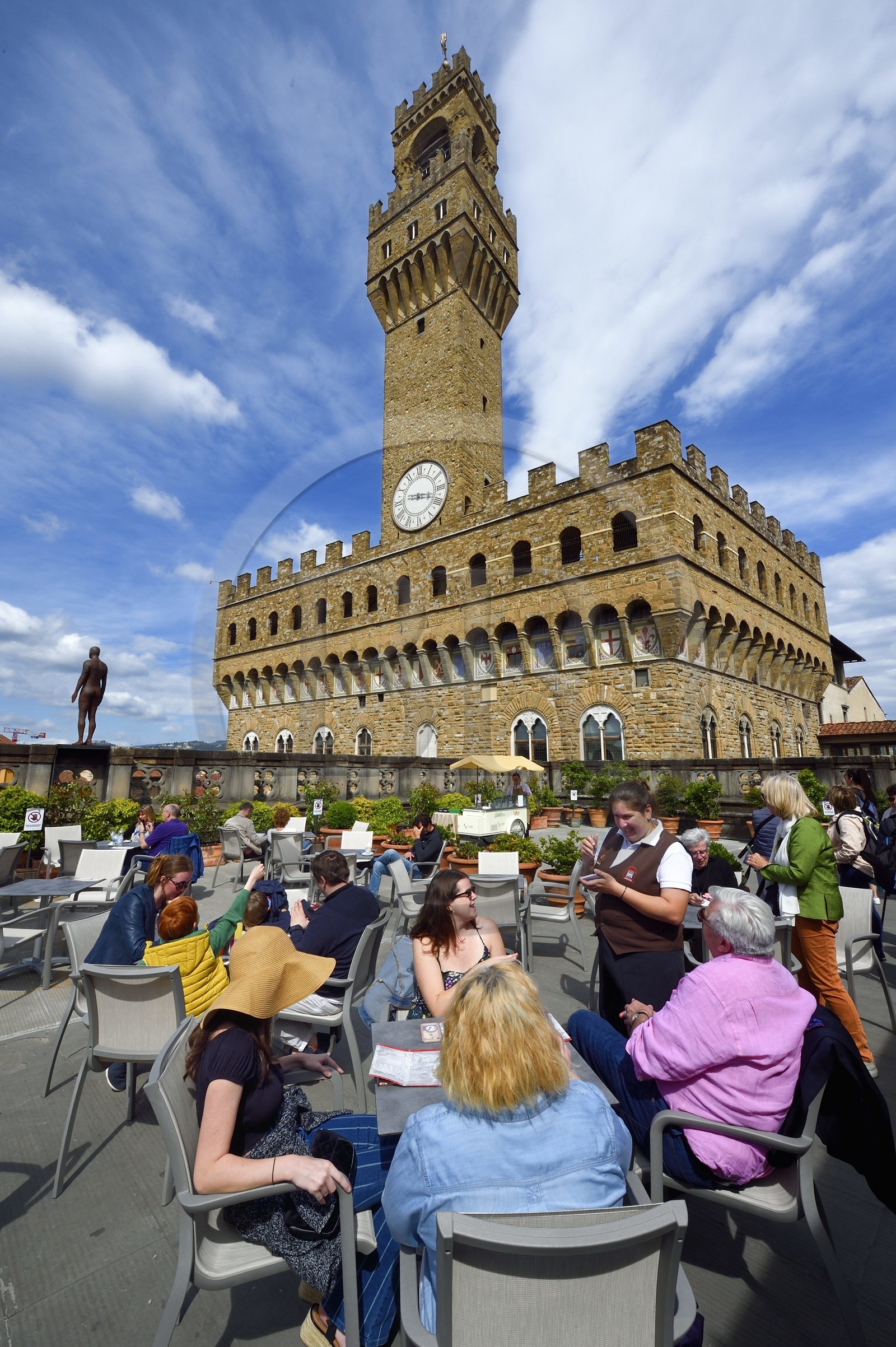 Italie, Toscane, Florence, centre historique classé Patrimoine Mondial de l'UNESCO, le Palazzo Vecchio depuis la terrasse de la Galleria degli Uffizi (galerie des Offices)