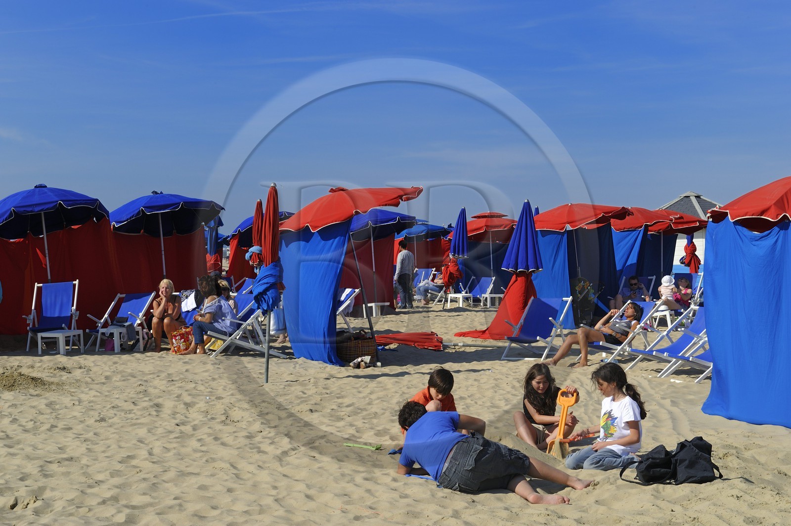 France, Calvados (14), Pays d'Auge, Deauville, la plage et ses parasols