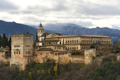 Espagne, Andalousie, Grenade, l'Alhambra, classé Patrimoine Mondial de l'UNESCO, et les montagnes de la Sierra Nevada