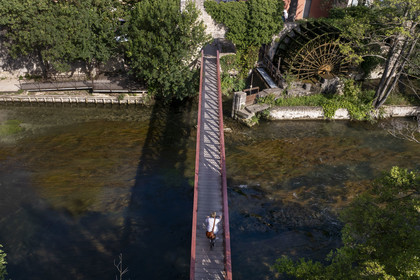 France, Vaucluse (84), Le Thor, pont sur la Sorgue et une ancienne roue à aube de moulin à eau (vue aérienne)