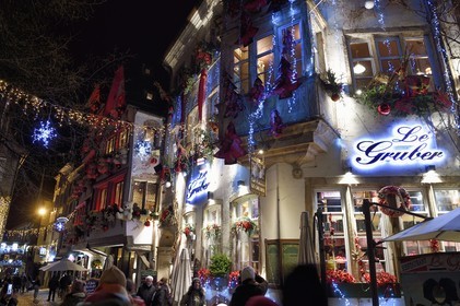 France, Bas-Rhin (67), Strasbourg, vieille ville classée au Patrimoine Mondial de l’UNESCO, la rue du Maroquin avec ses décors de Noël