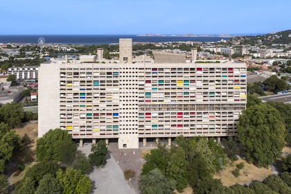 France, Bouches-du-Rhône (13), Marseille, oeuvre architecturale de Le Corbusier, classée Patrimoine Mondial de l'UNESCO, la Cité Radieuse par l'architecte Le Corbusier, le toit terrasse et la mer en arrière plan (vue aérienne)