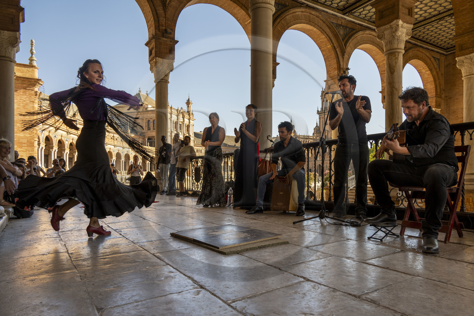 Espagne, Andalousie, Séville, Parque de Maria Luisa, Plaza de Espana (Place d'Espagne) construite par l'architecte Anibal Gonzalez pour l'Exposition ibéro-américaine de 1929, spectacle de danse flamenco