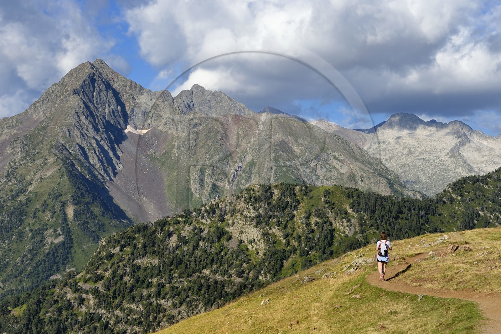 France, Hautes-Pyrénées (65), Saint-Lary-Soulan et Vielle-Aure, randonnée sur une variante du GR10 entre le col de Portet et les lacs de Bastan en bordure de la réserve naturelle de Néouvielle en arrière plan