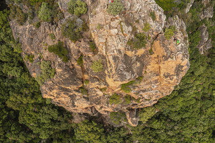 France, Var (83), entre Bagnols-en-Forêt et Roquebrune-sur-Argens, randonneurs à l'entrée des Gorges du Blavet (vue aérienne)