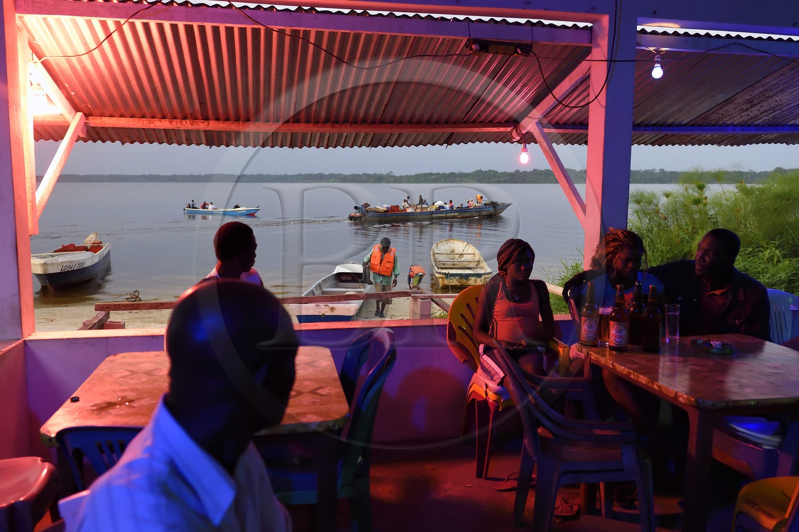 Gabon, province de Ogooué- Maritime, Omboué, petite ville située au bord de la lagune Fernan Vaz (Nkomi), petit café du port