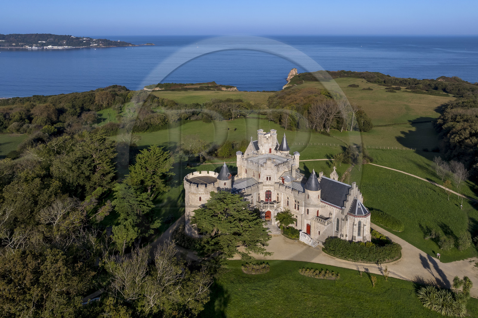 France, Pyrénées-Atlantiques (64), la côte du Pays-Basque, Hendaye, chateau d'Abbadia construit en 1870 par Eugène Viollet-le-Duc pour Antoine d'Abbadie d'Arrast (vue aérienne)