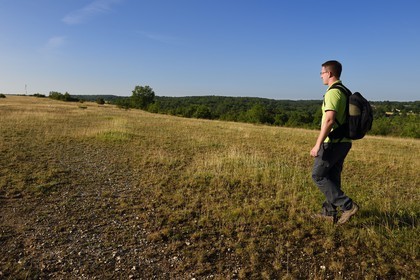 France, Dordogne (24), parc naturel régional Périgord Limousin, Périgord Vert, commune de La Rochebeaucourt-et-Argentine, plateau d'Argentine, Cédric Devilleger Chargé de mission Natura 2000 Dronne Argentine dans la pelouse cacicole habitat d'interet communautaire