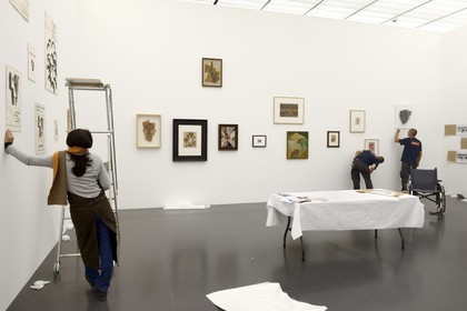 France, Moselle (57), Metz, quartier de l'Amphithéâtre, le Centre Pompidou-Metz, centre d'art conçus par les architectes Shigeru Ban et Jean de Gastines, installation de l'exposition de Hans Richter