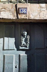France, Seine-Maritime (76), Rouen, porte de la maison de maitre drapier-teinturier au 136 rue Eau-de-Robec