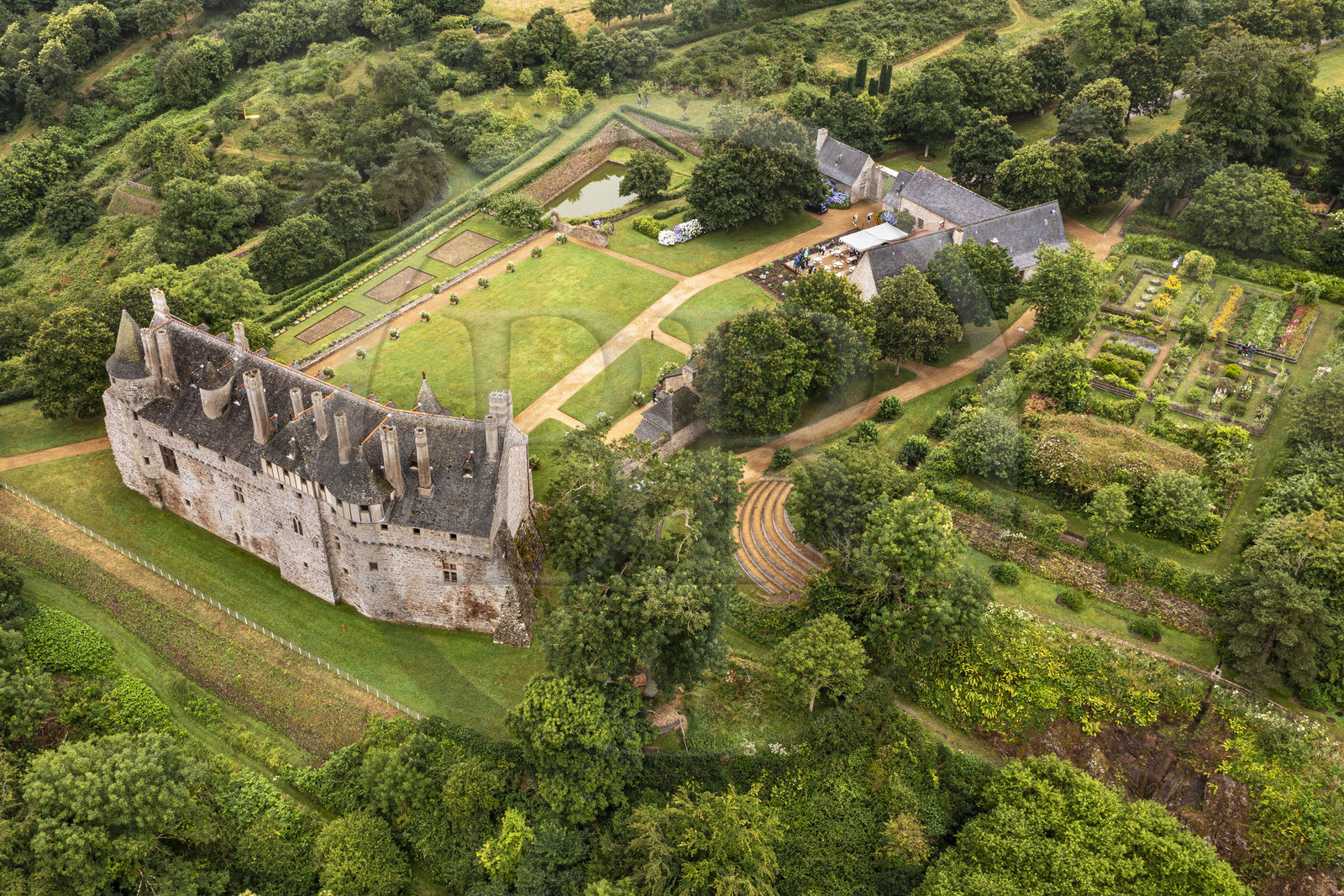 France, Côtes d'Armor (22), Ploezal, chateau de La Roche-Jagu et ses jardins (vue aérienne)