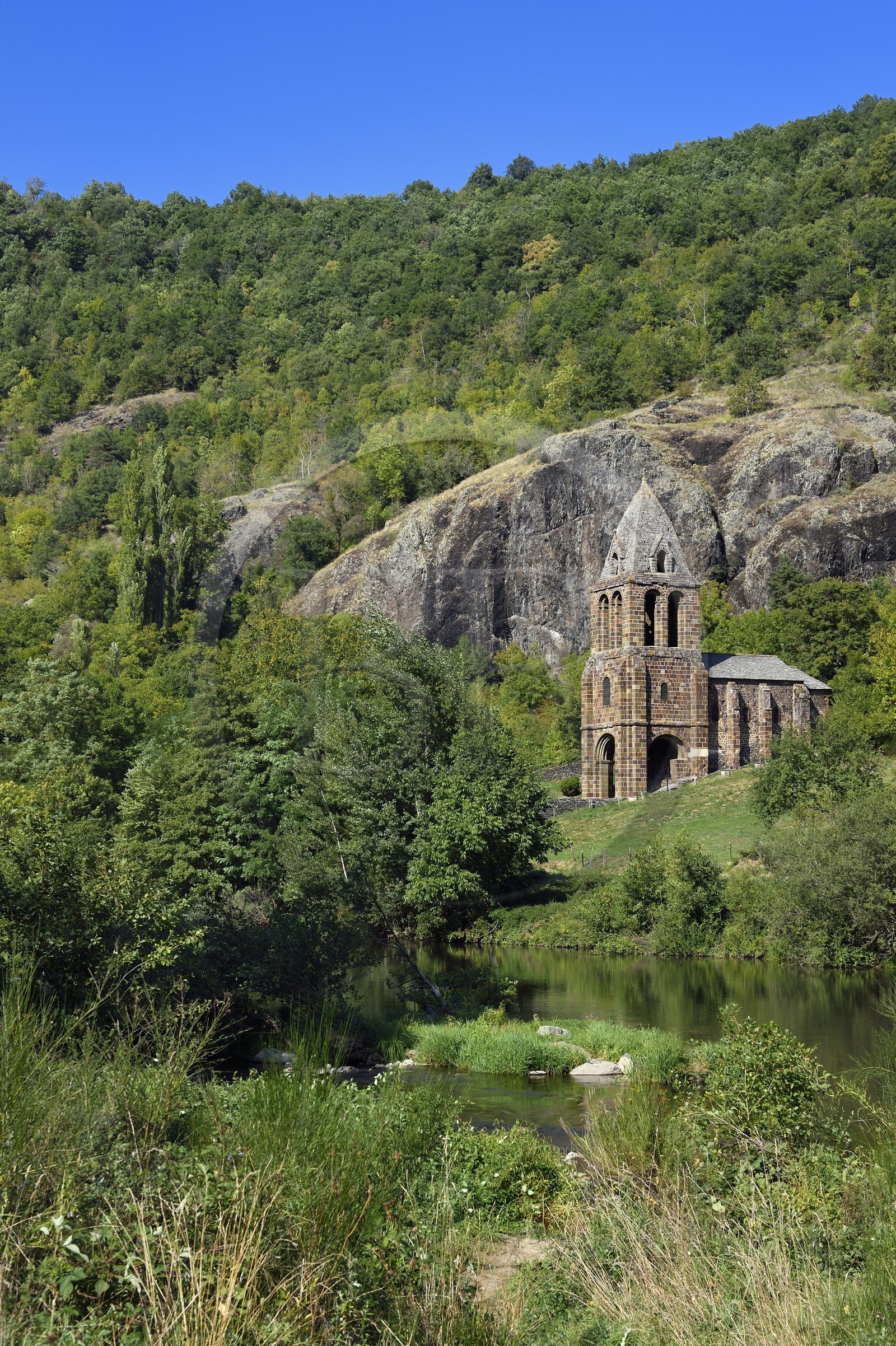 France, Haute-Loire (43), vallée de l'Allier, Saint-Julien-des-Chazes, chapelle Sainte-Marie-des-Chazes en bordure de l'Allier