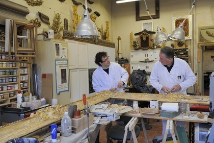 France, Yvelines (78), château de Versailles, ateliers de restauration du château, atelier de dorures, Laurent Hissier travaillant sur un cadre de tableau