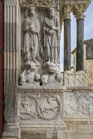 France, Gard (30), Saint-Gilles du Gard, église abbatiale de Saint-Gilles du XIIème-XIIIème siècle, classée Patrimoine Mondial de l'UNESCO au titre des chemins de Saint-Jacques de Compostelle en France, sculptures de la facade orientale de style art roman provencal, chapiteau corinthien, statue représentant Saint-Pierre à gauche