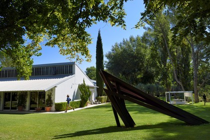 France, Var (83), Le Muy, Fondation Bernar Venet, Sept angles de dimensions et degrés différents, 2014, de Venet devant l'usine