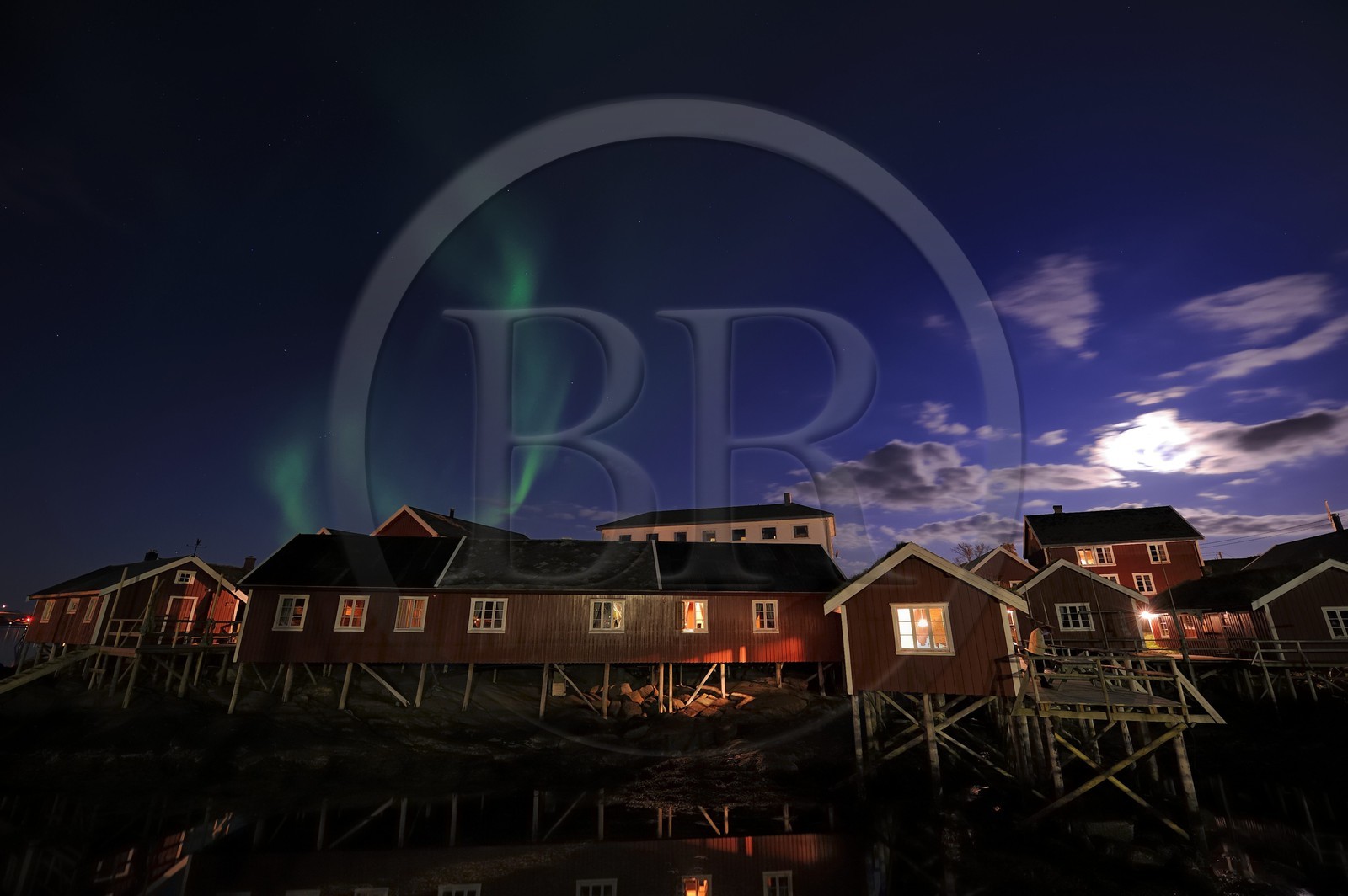 Norvège, Nordland, Iles Lofoten, ile de Moskenesoy, aurore boréale au dessus du village de pêcheurs de Reine