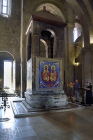 Géorgie, Mtskheta Mtianeti region, Mtskheta, la cathédrale Svetitskhoveli, classée Patrimoine Mondial de l'UNESCO, ciboire du XVIIe siècle sous lequel la robe de Jesus aurait été enterrée