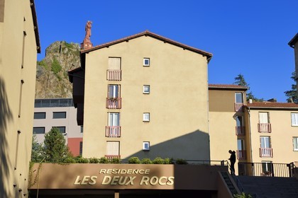 France, Haute-Loire (43), Le Puy-en-Velay, étape classée Patrimoine Mondial de l'UNESCO dans le cadre des chemins de Compostelle, la statue de Notre-Dame de France (de 1860) au sommet du Rocher Corneille