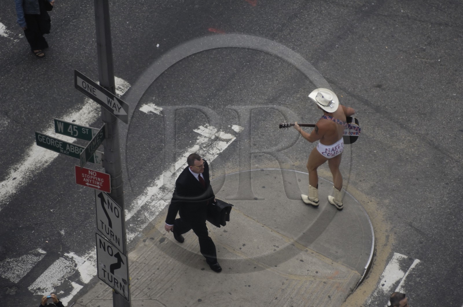 Etats-Unis, New York, Manhattan, Times Square, le Naked Cow-boy (cow boy nu) fait son show sur Broadway