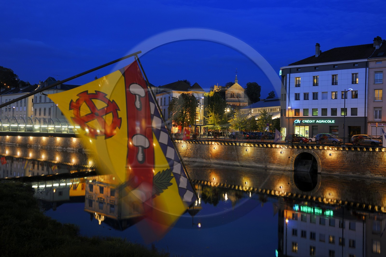 France, Vosges (88), Epinal, le quai Jules Ferry le long de la Moselle et la basilique Saint-Maurice au fond