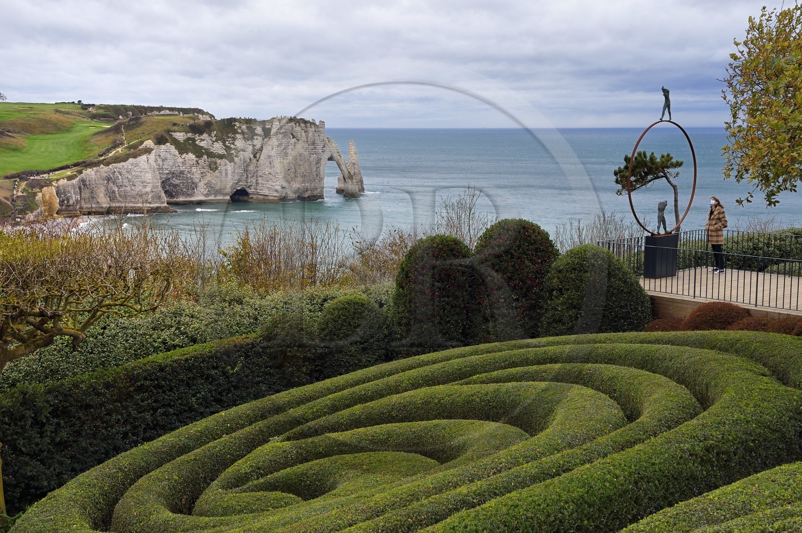 France, Seine-Maritime (76), Pays de Caux, Côte d'Albâtre, Etretat, Les Jardins d'Etretat de Alexander Grivko, sculpture L'été, bronze fer Armenie 2019 de l'artiste Gevorg Tadevosyan