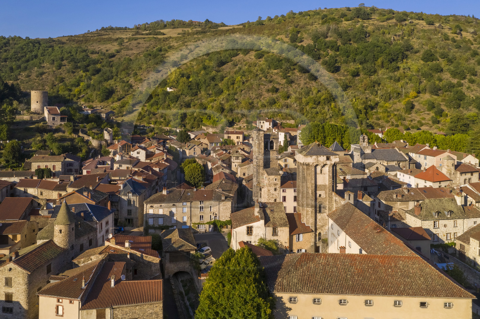 France, Haute-Loire (43), Blesle, labellisé Les Plus Beaux Villages de France, le Clocher Saint-Martin au centre, le Donjon des barons de Mercœur à droite et la Tour de Massadou en arrière plan à gauche