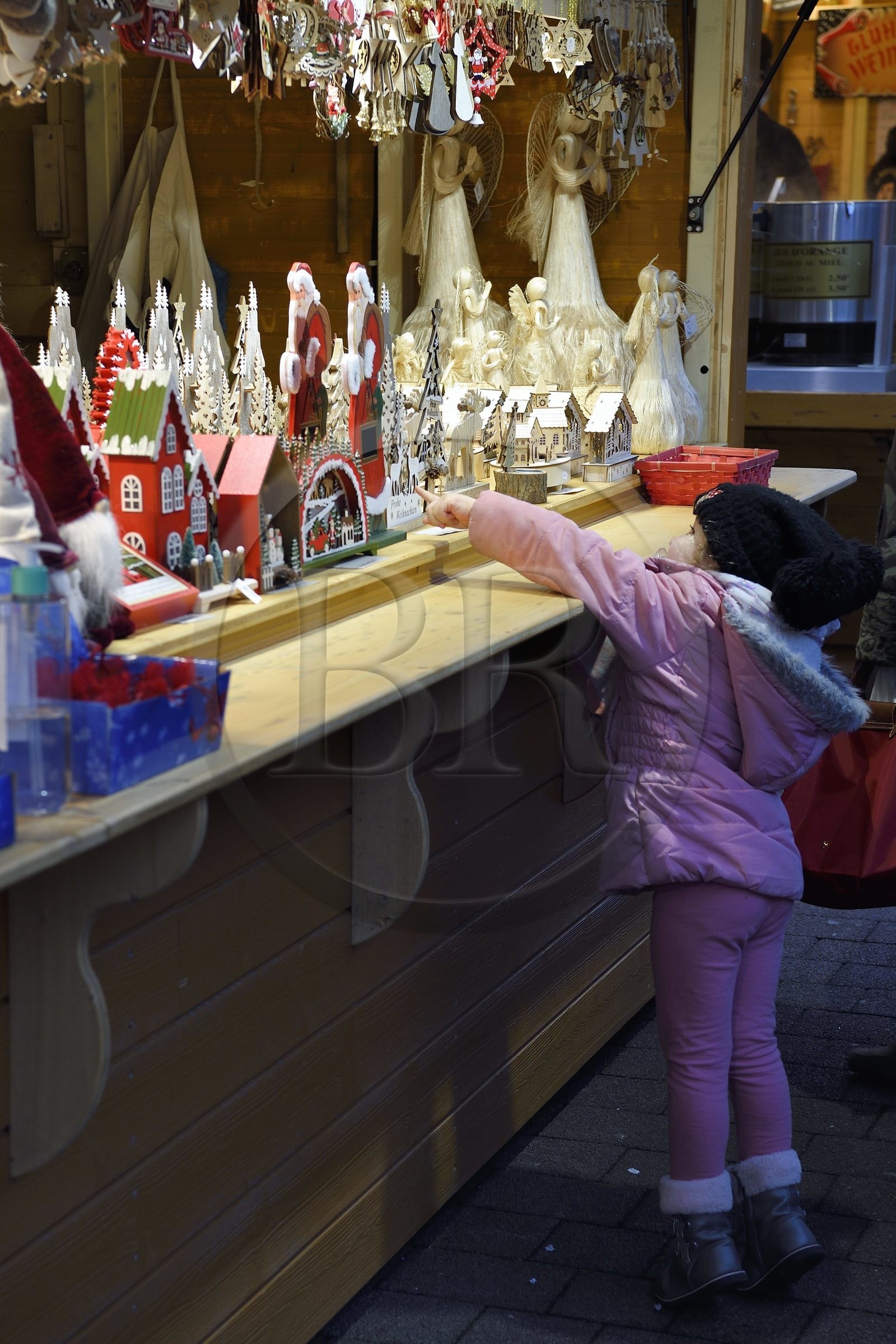 France, Bas-Rhin (67), Strasbourg, vieille ville classée au Patrimoine Mondial de l’UNESCO, Marché de Noel (Christkindelsmarik) de la place Broglie