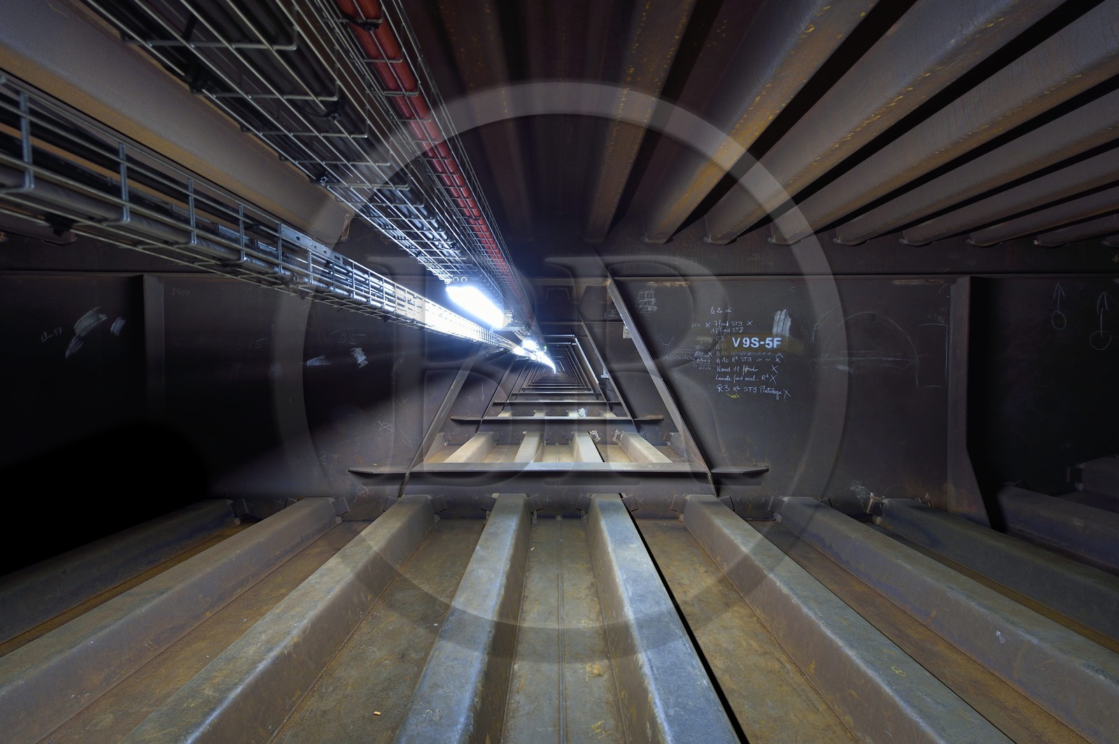 France, entre Calvados (14) et Seine-Maritime (76), le Pont de Normandie, sous la route dans la partie métallique du tablier