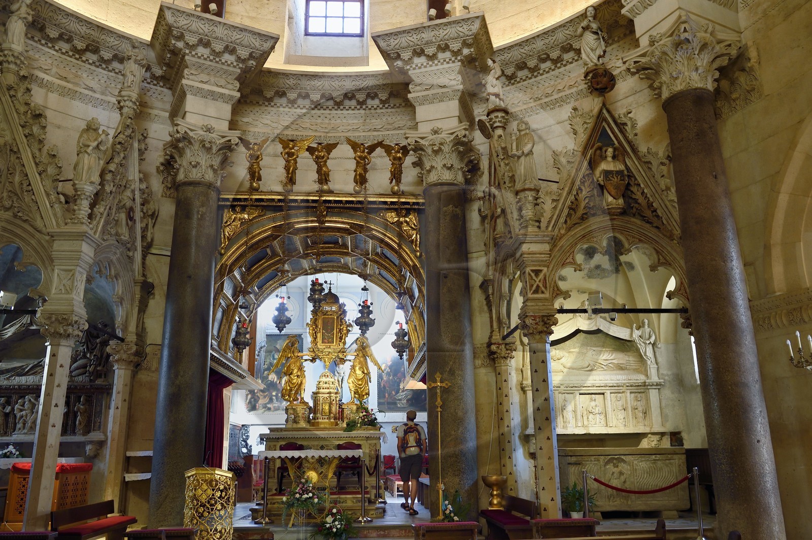 Croatie, Dalmatie, cote dalmate, Split, vieille ville romaine classée Patrimoine Mondial de l'UNESCO, palais de Dioclétien, la cathédrale Saint-Domnius construite dans l'ancien mausolée de l'empereur romain Dioclétien, le Maitre-autel